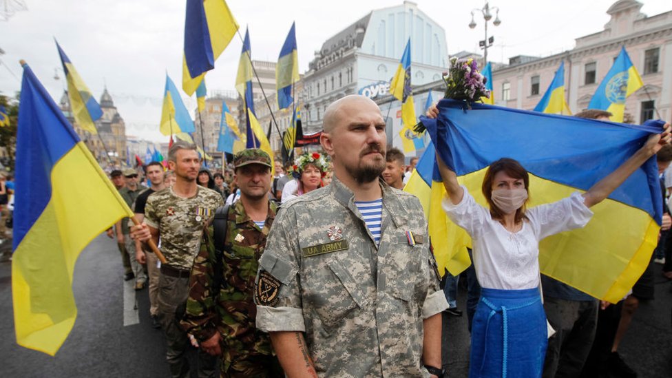 Régimen de Putin detuvo a un turista por llevar una sudadera con la bandera ucraniana