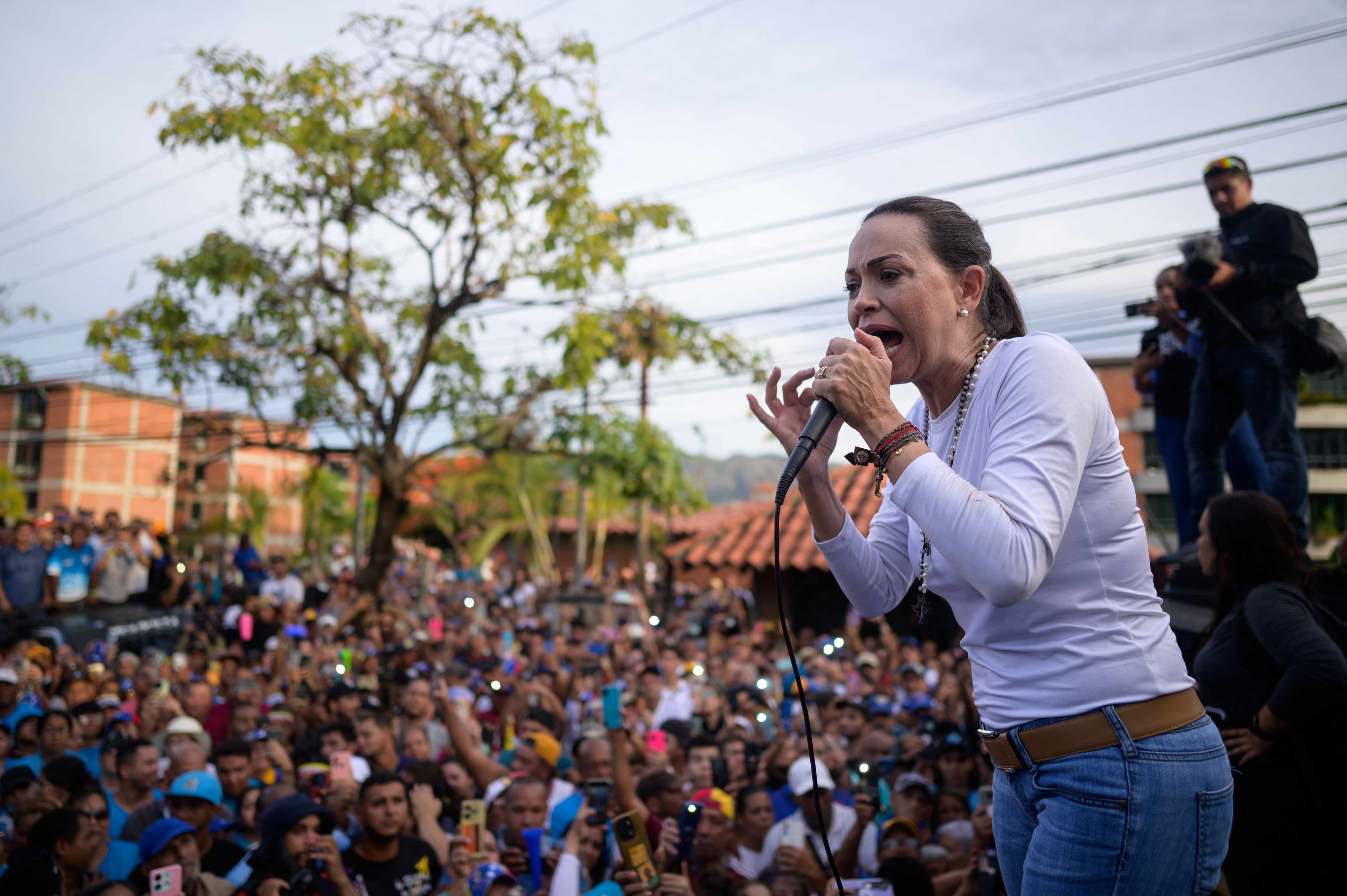 En plena campaña, María Corina Machado busca frenar el éxodo de venezolanos para que voten contra Maduro