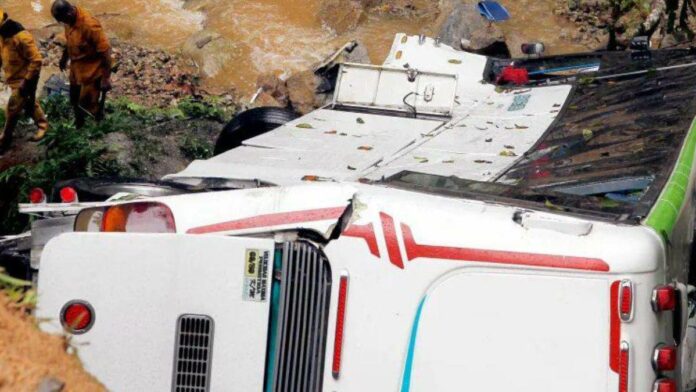 Terror en un autobús escolar: siete muertos y 20 heridos tras caer a un río