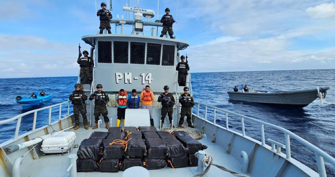 Marina salvadoreña interceptó en alta mar una lancha repleta de cocaína