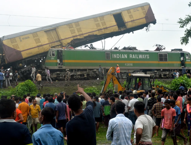 India investiga la colisión entre dos trenes que causó diez muertos