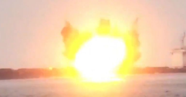 VIDEO: Momento exacto en que terroristas atacan un barco en el Mar Rojo