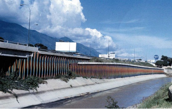 ¡Insólito! Tiñen de gris mural de Carlos Cruz-Diez en Caracas