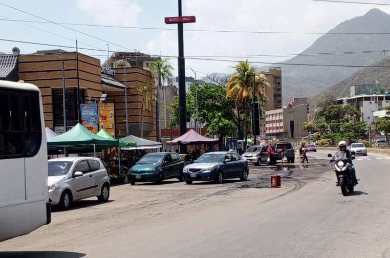 EN IMÁGENES: cloacas recorren la avenida Bulevar Naiguatá