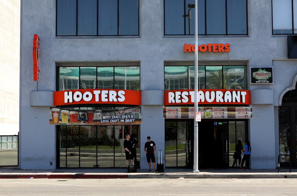 La controvertida cadena Hooters cierra decenas de locales en EEUU por esta razón