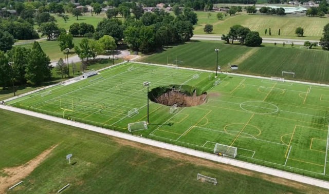 VIDEO: Captan el momento en que un socavón de 30 metros de ancho se traga un campo de fútbol en Illinois