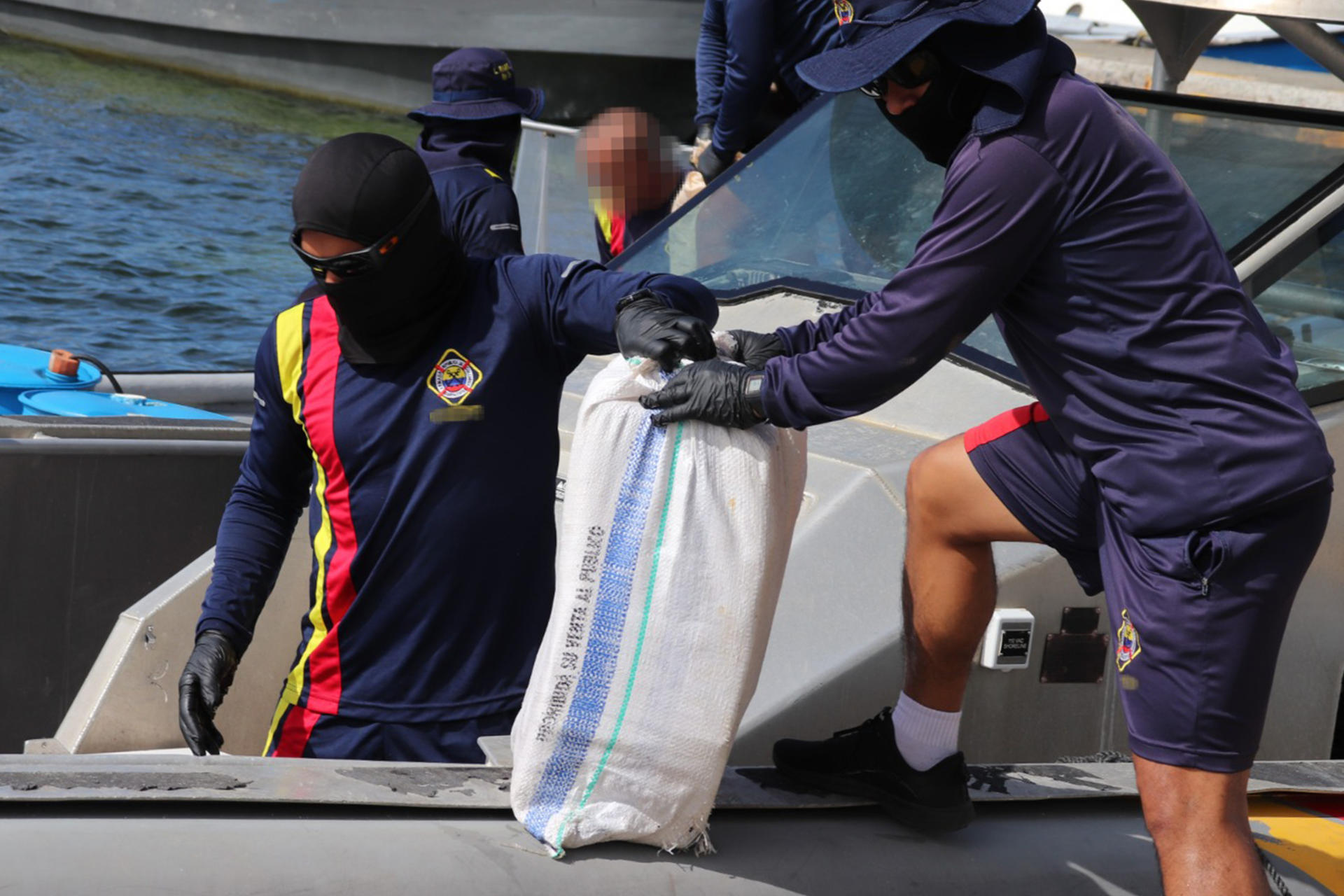 Incautan más de dos toneladas de cocaína en el caribe colombiano (Fotos)