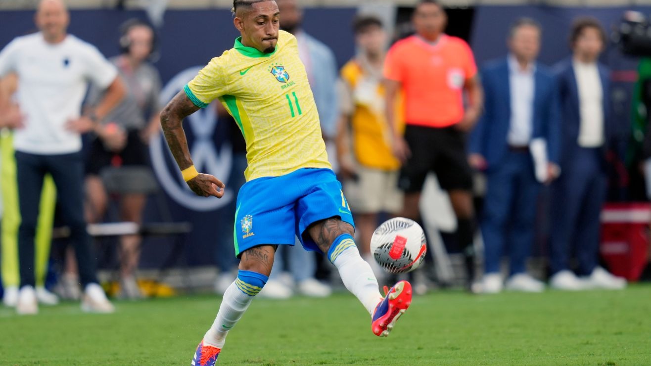“Hace días le pidió unas entradas a Vinícius para un partido”: La dura respuesta de Raphinha a Ronaldinho