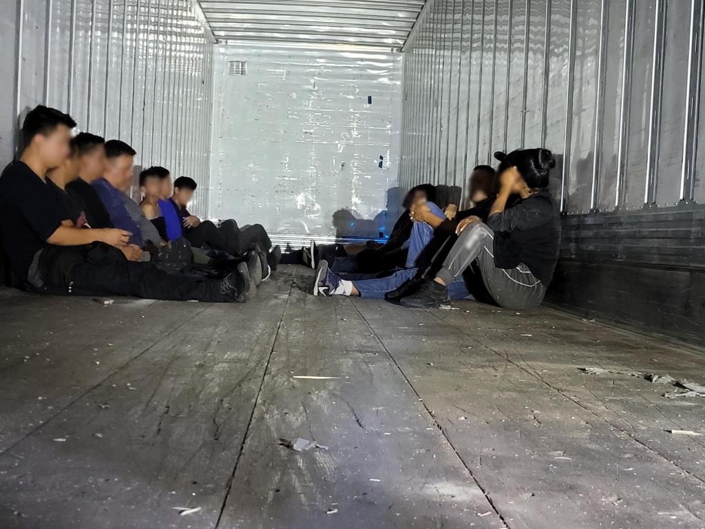 Patrulla Fronteriza rescata a 17 migrantes hacinados en un camión con remolque en Texas