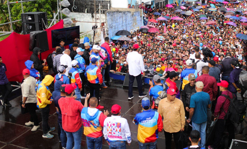 VIDEO: a falta de promesas verosímiles, Maduro improvisa desincronizadas coreografías