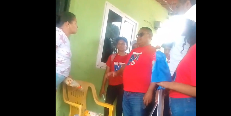 Vecina de Mantecal en Apure “zapateó” a chavista que estaba en campaña por Maduro (VIDEO)