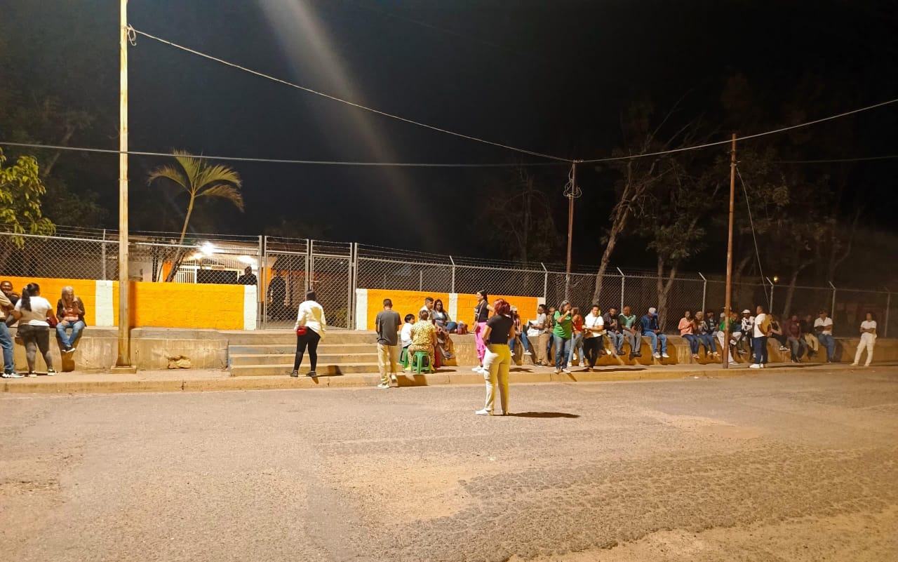 Madrugaron para votar en centros electorales de zonas populares en Lara (FOTOS)