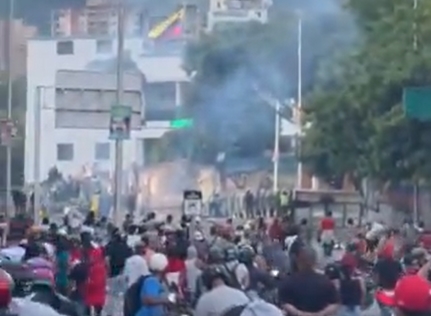 Con el Palacio de Miraflores de fondo, manifestantes chocan con policías en la Plaza O’Leary (VIDEO)