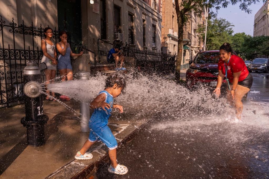 El calor extremo abre paso a tormentas en Nueva York mientras tormenta tropical se dirige a Florida