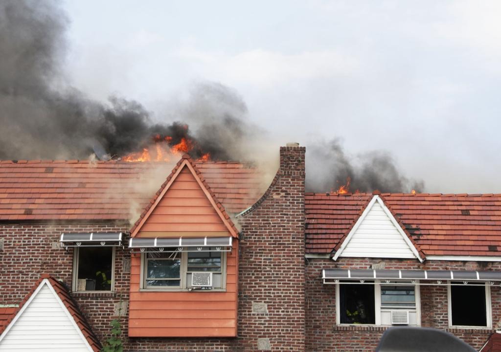 Enorme incendio en Nueva York arrasó con siete casas y dejó 14 personas heridas