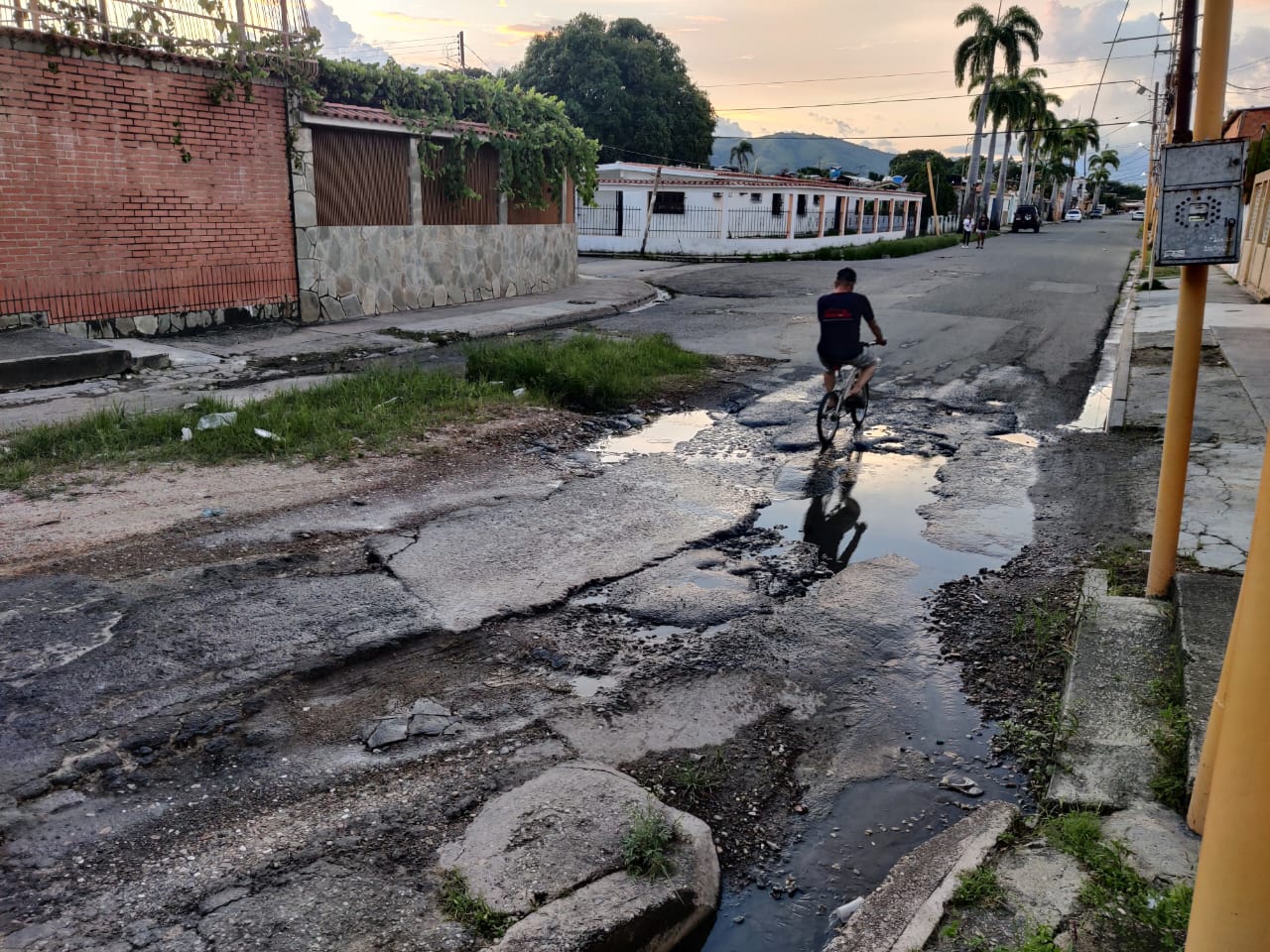 Habitantes de la urbanización Fundación Mendoza en Valencia piden reparación de calles