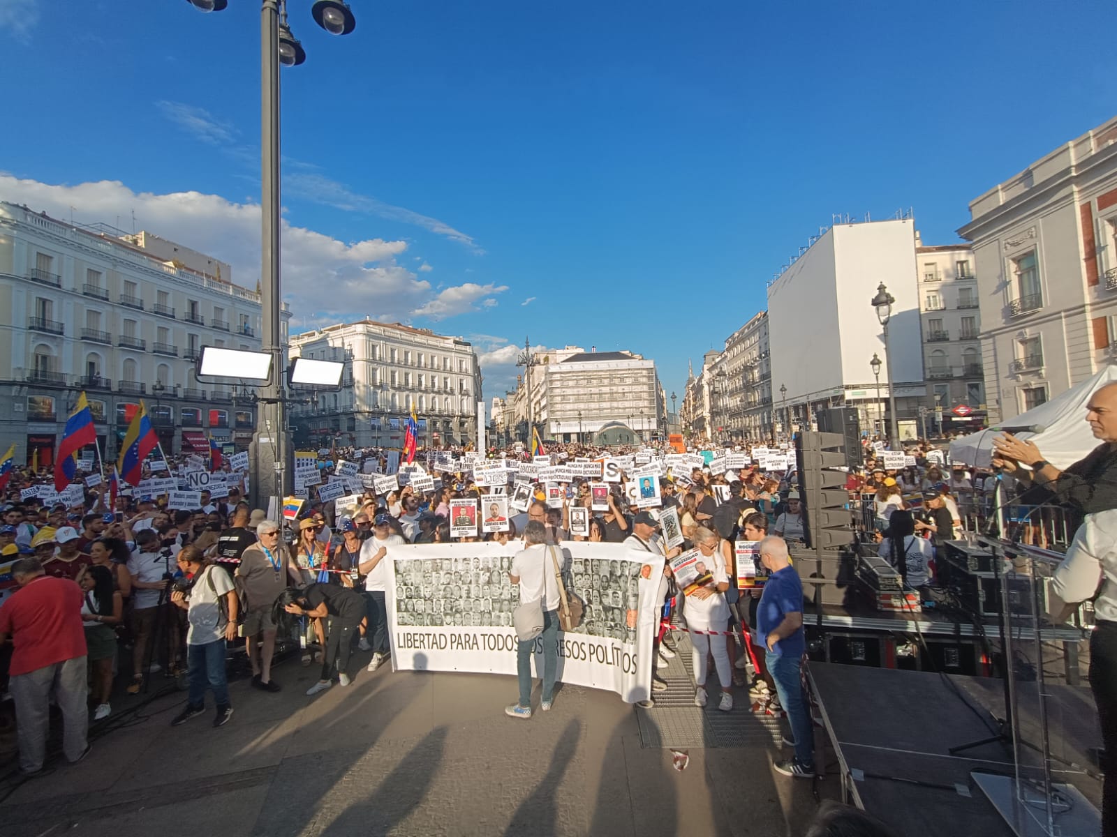 Miles de venezolanos se suman a la protesta mundial en la Puerta del Sol en Madrid este #17Ago (IMÁGENES)