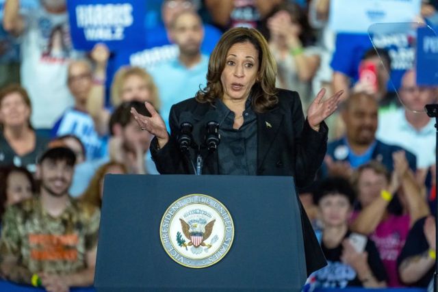 La candidata presidencial demócrata a la vicepresidencia de EEUU, Kamala Harris, habla durante un mitin de campaña en el McHale Hall de la Universidad de Wilkes, en Wilkes-Barre, Pensilvania, EEUU / EFE