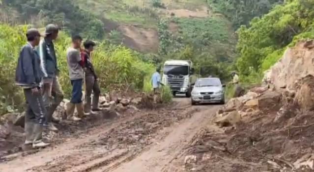 Abren paso por la vía entre Barinas y Mérida, pero persiste el riesgo de más derrumbes