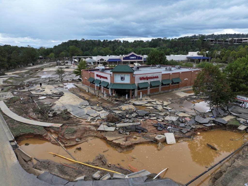 Caminó casi 20 kilómetros para llegar hasta sus padres en Carolina del Norte tras huracán Helene