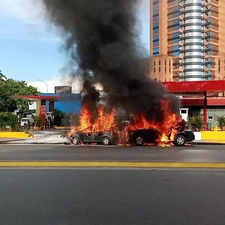 Incendio en estación de servicio de Maracay dejó dos vehículos calcinados y un ciudadano herido