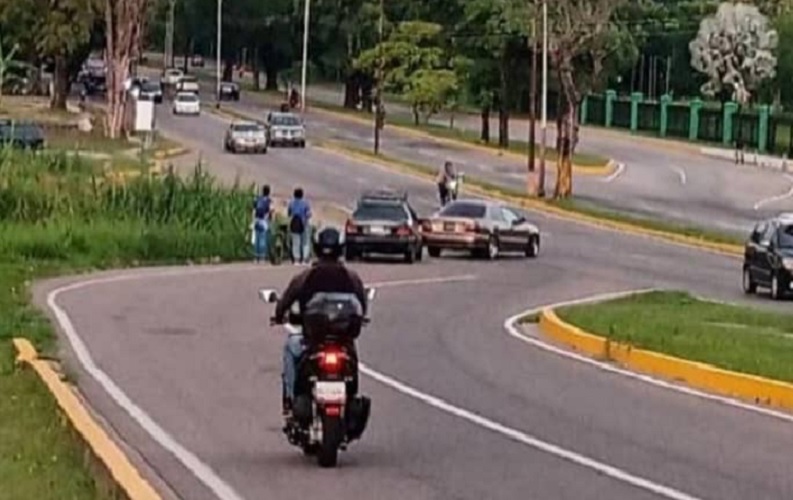 Conductores en peligro al utilizar una calle en contravía para acortar camino en la avenida más transitada de Barinas